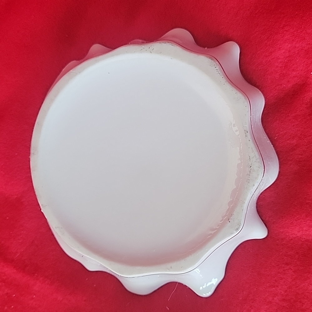 Vintage Lidded Shell Dish with Colonial Couple and Gold Outline - Picture 6 of 7